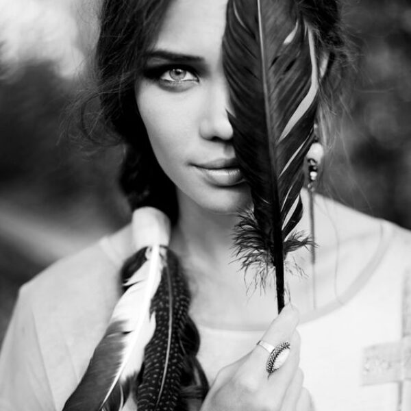 akasha-chronik-sitzung frau-schamanin-feder-proträt-boho-akasha-sitzung-reading-spirituell