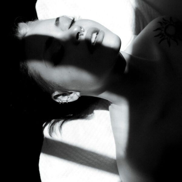 akasha-reading Frau-entspannt-meditiert-hört-akasha-chronik-reading-relaxed
